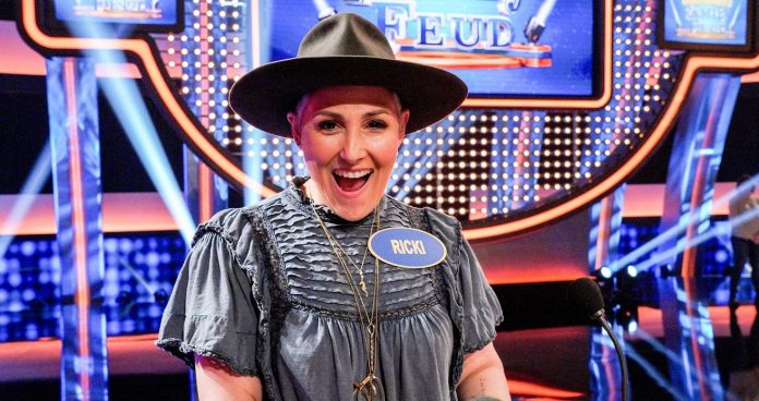 Ricki Lakes 6'6 "fiance missing in celebrity family feud

