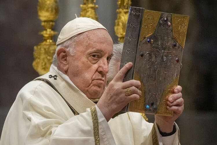 Pope Francis washes the feet of 12 Italian prisoners to mark Holy Thursday – America Magazine