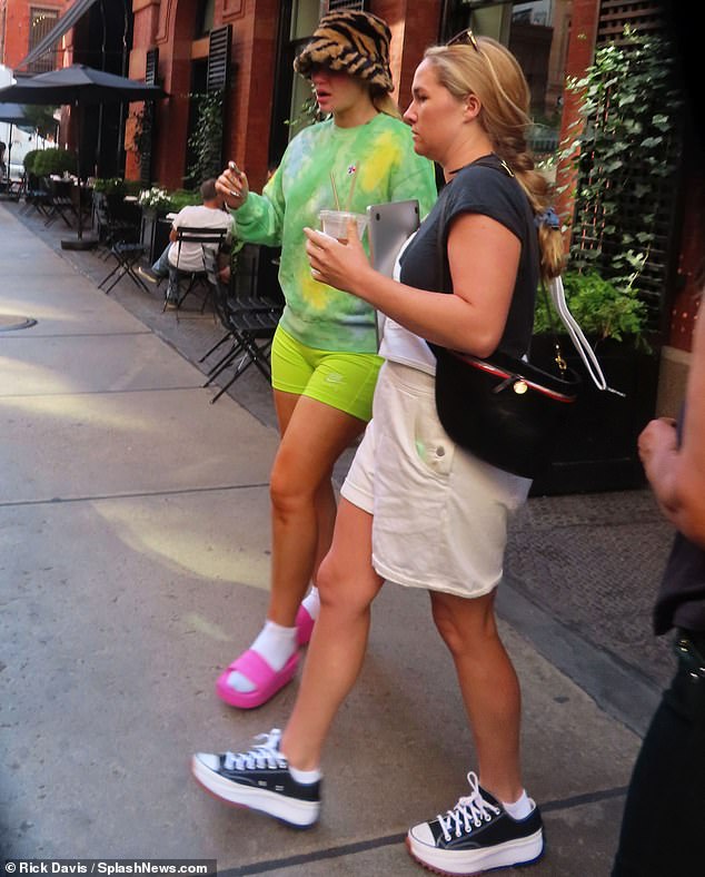 Iggy Azalea shows off her famous curves with a baggy green sweatshirt Daily Mail