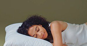 This is a movable Aeyla Dual Pillow that can alleviate neck pain, can be purchased for 25% less Daily Mail
