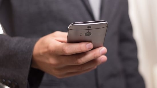 Experts offer tips to relieve headaches caused by excessive smartphone use